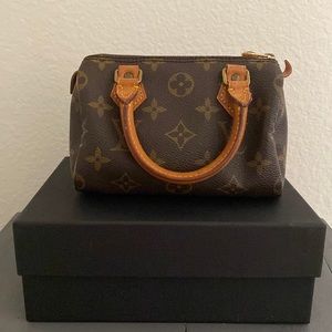 Louis Vuitton little purse, beige in excellent condition!